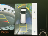 後方の状況が画面に表示されるため、駐車時の安全性が向上します。狭い場所でも安心して車両を操作できます。