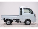 県内13店舗にて常時500台以上ダイハツ車を展示中です。見て、触って、納得のいく一台をぜひ見つけてください。