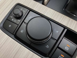「MAZDAコネクト」コマンダー部 手元を見ることなく操作出来るように左手を自然に降ろした位置に設置。シンプルで使いやすく、機能を覚えやすいボタン配置になっています。