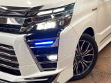 【LEDヘッドライト】悪天候や夜間走行時も良好な視界を確保し安心して運転できる高輝度LEDヘッドライトを装備!点灯速度が早く、消費電力も抑えられています。