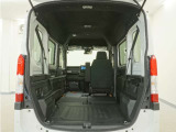 2列目シートと助手席を倒すことで、運転席以外のすべての空間がフラットな荷室となります。フラットな荷室になるので、脚立や絨毯などの長尺の荷物の積載にも対応しております。