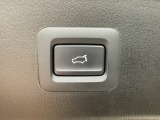 パワーリフトゲートは運転席とリフトゲート側、さらにアドバンストキーでも開閉が可能!開度は無段階にメモリー設定もできます。ゲート内側にタッチセンサーを配置し、手などを挟み込む危険を低減します。