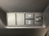 ハンドルの右側にはヘットライトリベライザーとVSA(ABS+TCS+横滑り抑制)の解除スイッチがついています。ヘッドライトリベライザーは道路状況や積荷の加重に応じてライトの高さを調節できます。