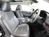 ゆったり室内で運転もしやすいです♪使い勝手の良い配置も考えられています!!