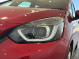 LEDヘッドライトは、点灯の瞬間から最大光量を発揮し、突然暗くなるトンネルなどでの安定感を高めます。