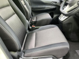 ゆったりと座れる運転席。シートの形状も工夫されており、長距離運転でも疲れにくい設計です。