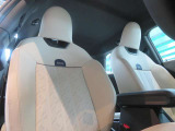 【運転席】スポーツシートでドライバーの体にフィットし、運転をしっかりとサポートしてくれます!
