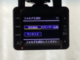 ドライブレコーダー(社外品)が前方の監視をしてくれます。衝突や急ブレーキなどを感知した場合に、記録された動画が万が一の際に直前の状況を把握する手助けとなります。