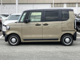 直線基調のシルエットがスタイリッシュ。広々とした車内空間を予感させる、力強いサイドビューです。ボディラインも洗練された印象を与えます。