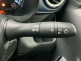 【オートライト】車のセンサーが周囲の明るさを感知し、自動でヘッドライトを点灯・消灯する機能です。この機能は夕暮れ時の交通事故が多い時間帯の安全性を高めてくれます。