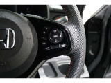 Hondaセンシングの機能のひとつ、アダプティブクルーズコントロール付!アクセルから足を離しても設定したスピードと前車との車間を保ち走行してくれます!車線維持もアシスト☆高速道路で疲労軽減ですね☆