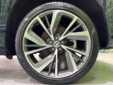 純正22インチアルミ『こだわりを持ってモデル別にデザインされています。しつこい鉄粉や錆に高い効果を発揮する「ホイールコーティング」の施工も受付中!お気軽に担当営業までご相談ください。』