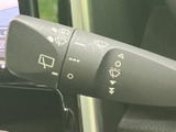 雨天時でもクリアな視界を確保。ワイパーの操作は直感的で、運転に集中できます。