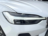【LEDヘッドライト】明るく眩しいハイビームを先行車や対向車に照射しないオートハイビームを備えたLEDヘッドライト。北欧神話に登場するトールハンマーをモチーフにした、一目でボルボとわかるデザイン。