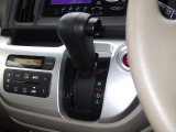 インパネシフトだから視線の移動も少なく足元もスッキリ♪運転席もゆったりしているのでゆとりを持ってドライブできますね!