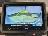 リバースギアに入れるだけで後方の表示へ切り替わります。夜間や雨の日の駐車も楽になりますよ。