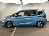 狭い駐車場でも、スライドドアならチャイルドシートへのお子さまの乗降や荷物の積載もスムーズ。とても便利な【両側電動スライドドア】ドアハンドを少し引くだけでリアドアが自動開閉します。