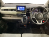 車内は光触媒抗菌消臭施工済です。インパネ周りはスタイリッシュなデザインで機能や装備も充実しています。グローブボックスやカップホルダーのほかにトレーなどたくさんの収納スペースが付いています。