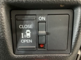 【片側パワースライドドア】片側がパワースライドドアになっており、運転席のスイッチやスマートキーでも開閉が可能です!開口部も広いので乗り降りも楽々♪