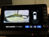 リバースギアに入れるだけで後方の表示へ切り替わります。夜間や雨の日の駐車も楽になりますよ。