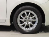 純正のアルミホイール装着車です。タイヤサイズは205/60R16です。