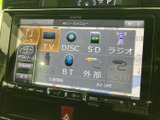 CDやUSBなど、様々なメディアに対応。お好みの音楽を楽しみながら、快適なドライブをお過ごしください。