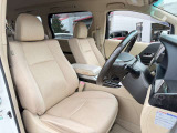 運転席シート廻りは使用感も少なく、良好な状態となっています。前オーナー様が丁寧に使っていたことがよくわかりますね。