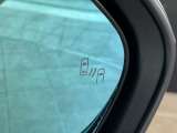 【ブラインドスポットモニター】走行中、ドアミラーの死角になりやすい箇所に後続車が接近するとサイドミラーのレンズに警告を表示!ドライバーに注意喚起をしてくれます。