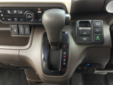 CVT車のセレクトレバーです。低速から高速まで、変速ショックのないスムーズな走りを実現するとともに、エンジン効率のよい領域を維持することで燃費にも貢献します。