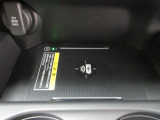 置くだけでワイヤレス充電可能です。12V電源ソケットも設置しております。周辺機器の充電にご利用頂けます。