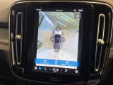 【360&deg;ビューカメラ】4台の高解像度カメラで360度の鳥瞰図を表示。隣の車や壁、死角にある障害物などを画面で確認できるため、狭いスペースでの駐車・出入りも安心です。