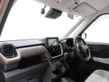 ダイハツのお店では、ダイハツ車を知り尽くしたプロフェッショナルが、専用の診断機器を使って各システムを点検しております。