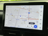 高精細な地図表示で、運転中の視認性も抜群。渋滞情報もリアルタイムで確認でき、スムーズな移動をサポートします。安心のドライブに。