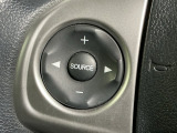 ステアリングにオーディオ操作スイッチが付いています。オーディオ画面に直接タッチしなくても操作が出来ますので、運転に集中できます。