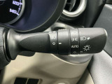 【オートライト】車のセンサーが周囲の明るさを感知し、自動でヘッドライトを点灯・消灯する機能です。この機能は夕暮れ時の交通事故が多い時間帯の安全性を高めてくれます。