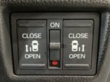 【両側パワースライドドア】両側がパワースライドドアになっており、運転席のスイッチやスマートキーでも開閉が可能です!開口部も広いので乗り降りも楽々♪