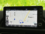 高精細な地図表示で、スムーズなカーナビゲーションをサポート。目的地まで迷わず到着できる安心感は、遠出にも最適です。
