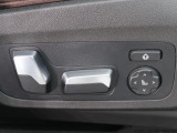 【メモリー機能付きパワーシート】運転手が代わってもボタン一つで設定ポジションに。常にご自身のドライブ設定が整います。
