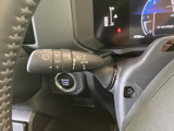 操作しやすい位置に配置されたウインカーレバー。直感的に操作でき、安全な車線変更をサポートします。運転の信頼性を高めます。