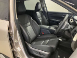 運転席は高級感あるパワーシート!女性の方でもスイッチひとつで簡単に調節できます!