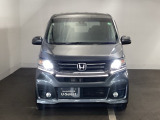 【HID】ディスチャージヘッドライトが装備されています。夜間走行時や雨の日に明るく安全に前方を照らすことが出来ます。対向車からも見えやすいので相手に接近を知らせることも出来ます。