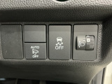 室内からミラーの開閉が可能な電動格納ミラー、車がカーブの外側へ膨らんだり内側へ巻き込んだりする挙動を防止し安定した走行をサポートする横滑り防止装置付きです!