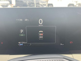 視認性の高いメーターで、運転に必要な情報を的確に把握できます。デジタル表示により、運転状況を分かりやすく示します。