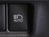 オートマチックハイビームとは、先行車や対向車のライトを認識し、ハイビームとロービームを自動で切り替える機能です。夜道の視界を確保します。詳細は販売店スタッフまでお尋ね下さい。
