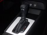 手に馴染むフロアシフトで、運転がさらに直感的で快適に。スタイリッシュなデザインとスムーズな操作感が、毎日のドライブをもっと楽しくします