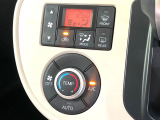 【オートエアコン】一度お好みの温度に設定すれば、車内の温度を検知し風量や温度を自動で調整。暑い&hellip;寒い&hellip;と何度もスイッチ操作をする必要はありません。快適な車内空間には必須の機能ですね♪