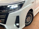 【LEDヘッドライト】悪天候や夜間走行時も良好な視界を確保し安心して運転できる高輝度LEDヘッドライトを装備!点灯速度が早く、消費電力も抑えられています。