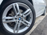 ●純正アルミホイール:輸入車ならではの卓越した走りを支えるホイールと足回りです!日本車の走りに慣れている方にもぜひ体感して頂きたいほど、高いレベルでまとまっています!