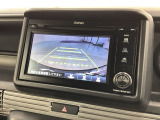 リバースギアに入れるだけで後方の表示へ切り替わります。夜間や雨の日の駐車も楽になりますよ。