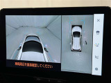 【パノラミックビューモニター】クルマの前後左右に搭載したカメラから取り込んだ画像を合成し、車両を上から見たような画像をディスプレイに表示します。